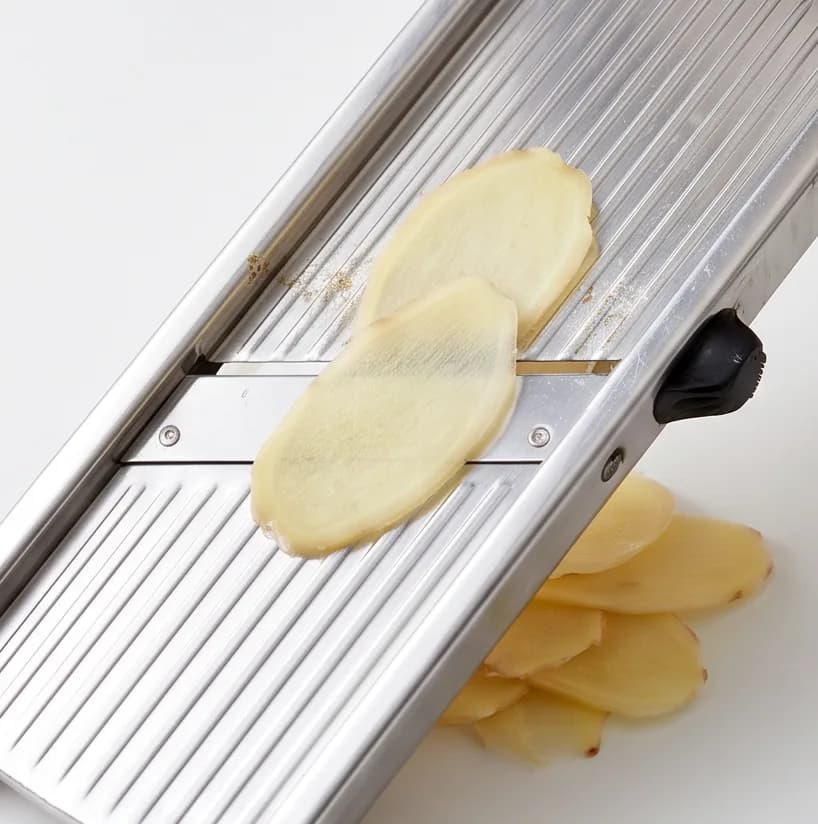 Sushi Usulü Pembe Zencefil Turşusu (Gari) Nasıl Yapılır? — Adım 2: Mandolin ile Tül İnceliğinde Boyuna Dilimleme
